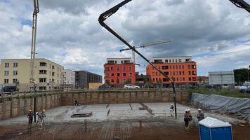 Juni: Die Bodenplatte der Tiefgarage ist fertig!